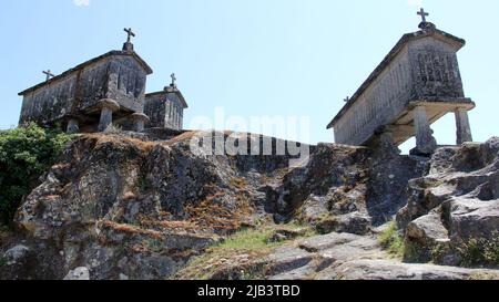 Granai di Soajo, strutture tradizionali, alzate su gambe sormontate da dischi di pietra, le più antiche risalgono al 18th secolo, Portogallo Foto Stock