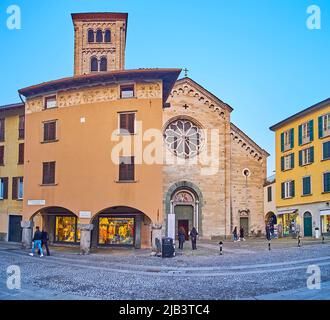 COMO, ITALIA - 20 MARZO 2022: Piazza del mercato del grano con edificio storico di fronte alla facciata della Chiesa di San fedele, o Foto Stock