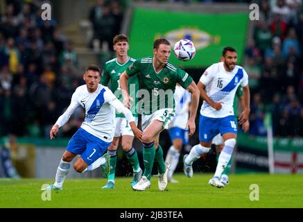 Jonny Evans (centro) dell'Irlanda del Nord e l'Anastasios Chatzigiovannis in Grecia combattono per la palla durante la partita della UEFA Nations League al Windsor Park di Belfast. Data foto: Giovedì 2 giugno 2022. Foto Stock