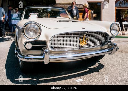 Maserati classica nel Carmelo, sole estivo della California, visto all'evento Carmel-by-the-Sea Concours on the Avenue durante la Monterey Car Week Foto Stock