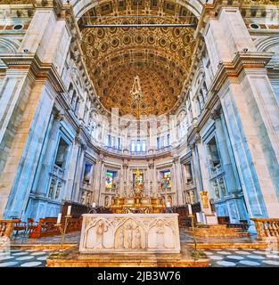 COMO, ITALIA - 20 MARZO 2022: Altare e coro della Cattedrale di Santa Maria Assunta, il 20 marzo a Como Foto Stock