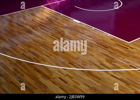 Linea bianca al piano della palestra per il campo sportivo assegnato. Campo da badminton, Futsal, Pallavolo e Basket Foto Stock