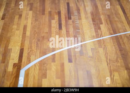 Linea bianca al piano della palestra per il campo sportivo assegnato. Campo da badminton, Futsal, Pallavolo e Basket Foto Stock