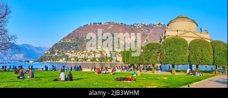 COMO, ITALIA - 20 MARZO 2022: Vista panoramica del giardino di Tempio Voltiano con area pic-nic, Lago di Como e Monte Boletto sullo sfondo, il 20 marzo a COM Foto Stock