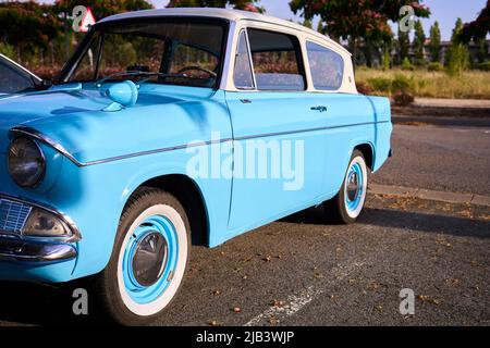 Pamplona, Navarra 12 luglio 2020, classico Ford Anglia Super, 1198cc, 51,5 HP, 4 velocità, Harry Potter's flying car Foto Stock