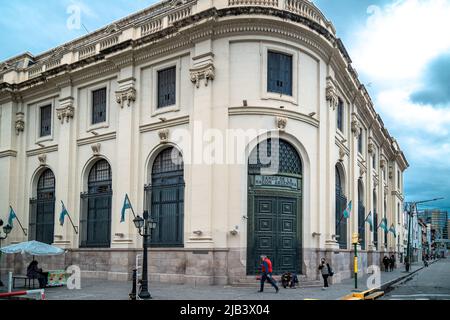 Argentina, Salta - Aprile 14. 2022: Edificio della Banca Nazionale dell'Argentina, bandiera Foto Stock