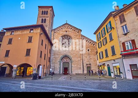 La facciata della chiesa medievale in pietra di San fedele, di fronte a Piazza del mercato del grano, Como, Italia Foto Stock