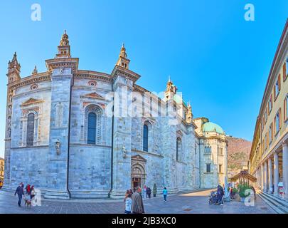 COMO, ITALIA - 20 MARZO 2022: La parete gotica della Cattedrale di Santa Maria Assunta con colonne, intagli e sculture, il 20 marzo a Como Foto Stock