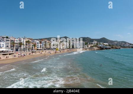 Sitges, Barcellona, Spagna - 30 maggio 2022: Vista sul lungomare e la spiaggia di Sitges Foto Stock