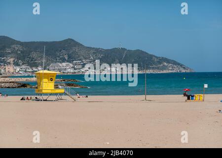Sitges, Barcellona, Spagna - 30 maggio 2022: Le sabbie dorate delle spiagge di Sitges Foto Stock