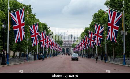 Un GV di Union Jack bandiere appeso lungo il Mall in vista del Queen's Platinum Jubilee week-end. Immagine scattata il 1st giugno 2022. © Belinda Jiao jiao.bilin Foto Stock