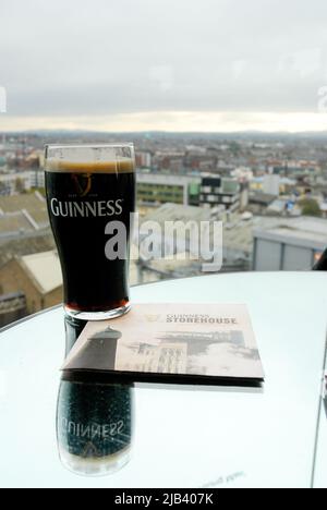Pinta di Guinness in cima alla Guinness Factory a Dublino in Irlanda Foto Stock