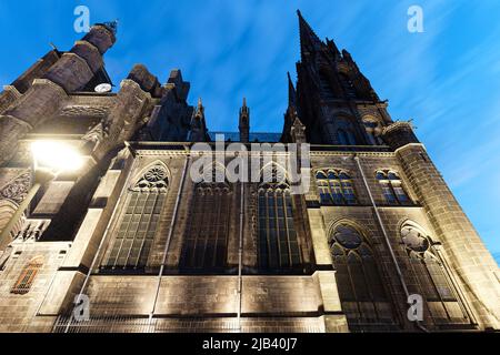 Bella, impressionante cattedrale di Clermont Ferrand in Francia, fatto buio da rocce vulcaniche . Foto Stock