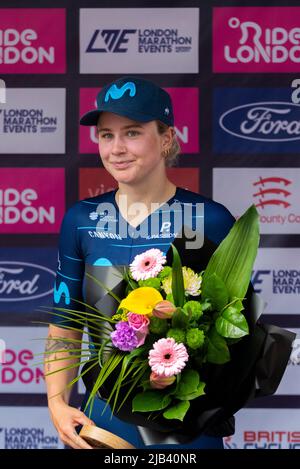 Emma Norsgaard Bjerg del Movistar Team, 3rd posto alla gara ciclistica femminile RideLondon Classique 2022, sul podio a Maldon, Essex, Regno Unito Foto Stock