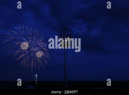 Mountsorrel, Leicestershire, Regno Unito. 2nd giugno 2022. I fuochi d'artificio esplodono dietro il faro di Castle Hill durante le celebrazioni del Platinum Jubilee. Migliaia di fari sono stati illuminati in tutte le regioni del Regno Unito per segnare la regina Elisabetta IIÕs 70th anni sul trono. Credit Darren Staples/Alamy Live News. Foto Stock