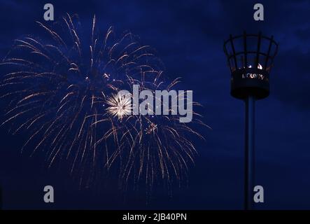 Mountsorrel, Leicestershire, Regno Unito. 2nd giugno 2022. I fuochi d'artificio esplodono dietro il faro di Castle Hill durante le celebrazioni del Platinum Jubilee. Migliaia di fari sono stati illuminati in tutte le regioni del Regno Unito per segnare la regina Elisabetta IIÕs 70th anni sul trono. Credit Darren Staples/Alamy Live News. Foto Stock
