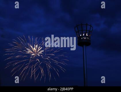Mountsorrel, Leicestershire, Regno Unito. 2nd giugno 2022. I fuochi d'artificio esplodono dietro il faro di Castle Hill durante le celebrazioni del Platinum Jubilee. Migliaia di fari sono stati illuminati in tutte le regioni del Regno Unito per segnare la regina Elisabetta IIÕs 70th anni sul trono. Credit Darren Staples/Alamy Live News. Foto Stock