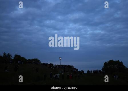 Mountsorrel, Leicestershire, Regno Unito. 2nd giugno 2022. La gente guarda come il Beacon on Castle Hill è acceso durante le celebrazioni del Platinum Jubilee. Migliaia di fari sono stati illuminati in tutte le regioni del Regno Unito per segnare la regina Elisabetta IIÕs 70th anni sul trono. Credit Darren Staples/Alamy Live News. Foto Stock