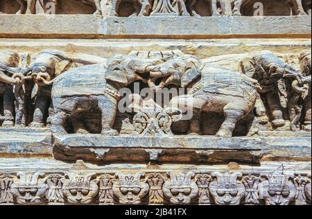 Dettaglio delle intricate sculture di elefante di marmo al Tempio di Jagdish, Udaipur, Rajasthan, India Foto Stock