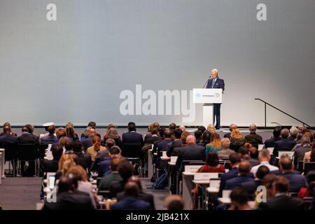 Stoccolma, Svezia. 2nd giugno 2022. Il re Carl XVI Gustaf di Svezia ha tenuto un discorso alla plenaria di apertura di una riunione ambientale delle Nazioni Unite a Stoccolma, Svezia, il 2 giugno 2022. La riunione delle Nazioni Unite sull'ambiente, iniziata giovedì, ha chiesto un'azione climatica urgente e socialmente inclusiva. L'incontro, denominato "Stockholm 50: Un pianeta sano per la prosperità di tutti - la nostra responsabilità, la nostra opportunità,” viene quando il mondo si trova di fronte alla triplice crisi del cambiamento climatico, della perdita di biodiversità e dell'inquinamento. Credit: Wei Xuechao/Xinhua/Alamy Live News Foto Stock