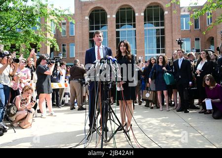 Gli avvocati di Johnny Depp Benjamin G. Chew, a sinistra, e Camille Vasquez, a destra, fanno dichiarazioni fuori dal tribunale della contea di Fairfax, a Fairfax, Virginia dopo che il verdetto della giuria è stato annunciato mercoledì 1 giugno 2022. Johnny Depp Depp ha portato una causa di diffamazione contro la sua ex moglie, l'attrice Amber sentito, dopo che ha scritto un op-ed nel Washington Post nel 2018 che, senza chiamare Depp, lo ha accusato di abuso domestico. Credito: Ron Sachs/CNP (RESTRIZIONE: NO New York o New Jersey Quotidiani o giornali entro un raggio di 75 miglia da New York City) Foto Stock