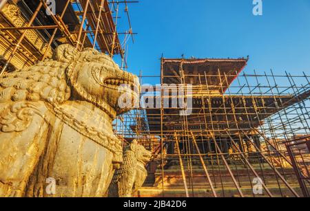 Ingresso a Krishna Mandir, Durbar Square, Patan, Nepal, dopo il terremoto del 2015 Foto Stock