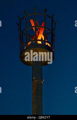 Hove Promenade, Hove Lagoon, City of Brighton & Hove, East Sussex, Regno Unito. Hove Beacon Relighting celebra le celebrazioni del Giubileo della Regina Elisabetta II. Il faro era illuminato con un display a LED appositamente progettato creato dall'artista locale Eleni Shiarlis. Questo sarà un display permanente acceso ogni sera. 2nd giugno 2022. David Smith/Alamy News Foto Stock