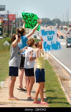 Il gruppo della chiesa per adolescenti ha un autolavaggio per aiutare le vittime dell'uragano Katrina nella costa del Golfo degli Stati Uniti Foto Stock