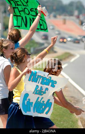 Teen Atlanta Christian Church Group ha una donazione auto lavaggio per aiutare le vittime di Katrina uragano nella COSTA del Golfo degli Stati Uniti Foto Stock