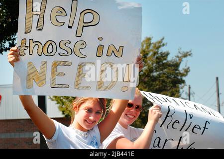 Teen Atlanta Christian Church Group ha una donazione auto lavaggio per aiutare le vittime di Katrina uragano nella COSTA del Golfo degli Stati Uniti Foto Stock