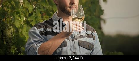 sommelier di croppa. vino di bevanda dell'agricoltore. grazie. vinedresser bere. maschio vigneto proprietario. Foto Stock