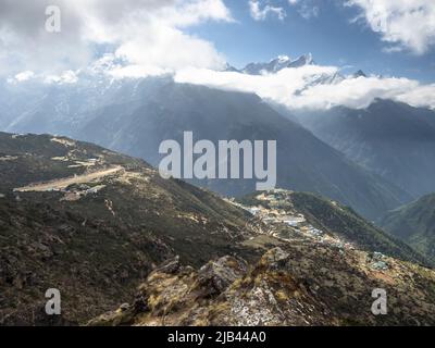 Syangboche Airstrip (SYH) (L) e Namche Bazaar (R) visto dalla cresta del 4200m sopra Khunde. Foto Stock