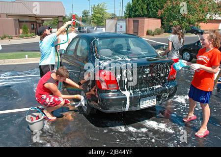 Teen Atlanta Christian Church Group ha una donazione auto lavaggio per aiutare le vittime di Katrina uragano nella COSTA del Golfo degli Stati Uniti Foto Stock