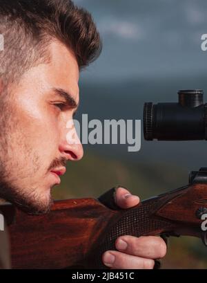 Obiettivo primo piano con vista ottica. Primo piano cecchino carbina alla caccia all'aperto. Foto Stock