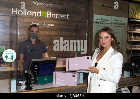 Samantha Faiers a una fotocall per sostenere il lancio del suo marchio Revive Collagen tenuto a Holland & Barrett, Islington con: Samantha Faiers dove: Londra, Regno Unito quando: 01 lug 2021 credito: Mario Mitsis/WENN Foto Stock