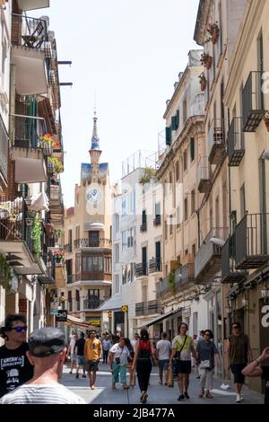 Sitges, Barcellona, Spagna - 30 maggio 2022: Strada molto trafficata nel centro di Sitges Foto Stock