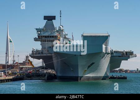 HMS Regina Elisabetta vestito tuta per il Giubileo del platino della Regina. Visto insieme alla base navale di Portsmouth, Regno Unito il giorno dell'incoronazione il 2nd giugno 2022. Foto Stock