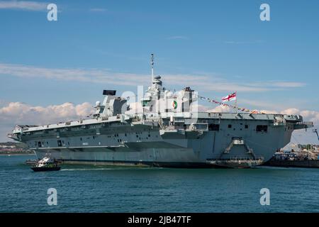 HMS Regina Elisabetta vestito tuta per il Giubileo del platino della Regina. Visto insieme alla base navale di Portsmouth, Regno Unito il giorno dell'incoronazione il 2nd giugno 2022. Foto Stock