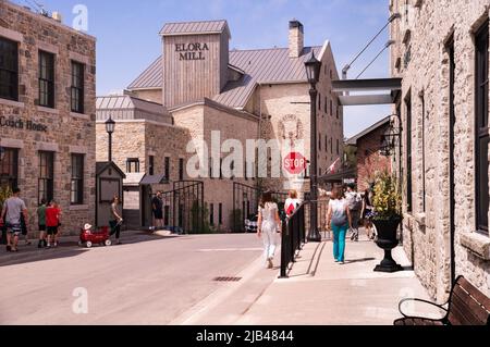 Elora, Ontario, Canada - 05 15 2022: Edificio storico Elora Mill ristrutturato con cura del 1832 alloggiamento Elora Mill Hotel and Spa visto da Mill Street Foto Stock