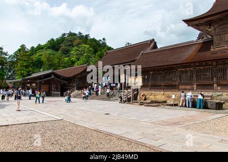 Izumo, Shimane, GIAPPONE - Set 22 2020 : l'ingresso di Honden (santuario principale) al Santuario di Izumo Taisha. Ci sono visitatori e turisti a immagine Foto Stock