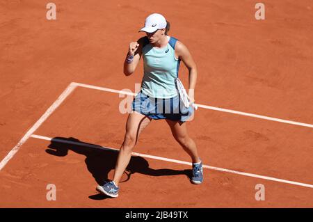 Parigi, Francia. 2nd giugno 2022. IgA Swiatek celebra la vittoria dopo la semifinale femminile tra IgA Swiatek di Polonia e Daria Kasatkina di Russia al torneo di tennis Open francese al Roland Garros di Parigi, Francia, 2 giugno 2022. Credit: Gao Jing/Xinhua/Alamy Live News Foto Stock