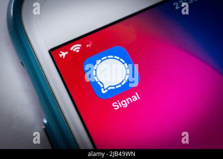 Kumamoto, GIAPPONE - Gennaio 17 2021: Closeup Signal app, servizio di messaggistica criptata multipiattaforma della Signal Foundation e Signal Messenger, su iPhone Foto Stock