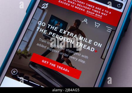 Kumamoto, GIAPPONE - Dic 17 2020 : Sito web di Peloton, gli Stati Uniti attrezzature da esercizio include cyclette e società di media fondata nel 2012 , su iPhone. Foto Stock