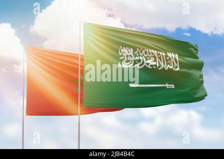 Cielo azzurro soleggiato e bandiere dell'arabia saudita e del marocco Foto Stock
