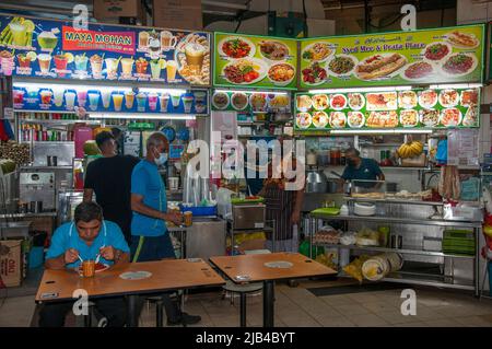 Diners al Tekka Center, Little India, Singapore Foto Stock