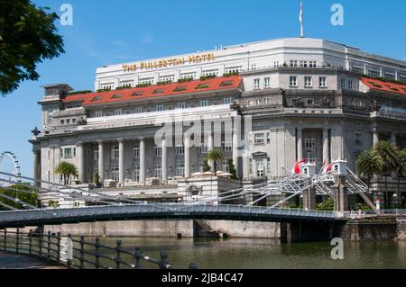 Cavenagh Bridge nel quartiere coloniale di Singapore, il Fullerton Hotel, l'ex Ufficio postale Generale, si trova sulla destra. Foto Stock