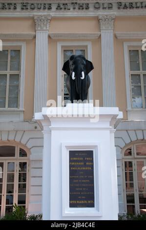 Monumento fuori dal vecchio Parlamento, Singapore, che segna una prima visita del re Chulalongkorn (Rama V) di Siam (in seguito Thailandia) Foto Stock