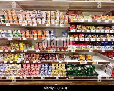 Spaghetti istantanei e tagliatelle in tazza si inchettano al Trial Supermarket Japan Foto Stock