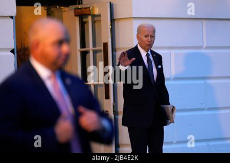 Washington, Vereinigte Staaten. 02nd giugno 2022. Il presidente degli Stati Uniti Joe Biden ondeggia verso la stampa mentre si allontana dalla Casa Bianca a Washington, DC in rotta Rehoboth Beach, Delaware il 2 giugno 2022. Credit: Yuri Gripas/Pool via CNP/dpa/Alamy Live News Foto Stock