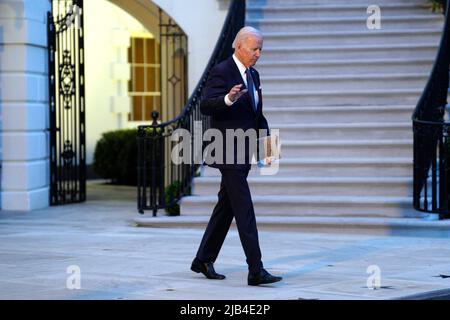 Washington, Vereinigte Staaten. 02nd giugno 2022. Il Presidente degli Stati Uniti Joe Biden parte dalla Casa Bianca di Washington, DC lungo il tragitto Rehoboth Beach, Delaware il 2 giugno 2022. Credit: Yuri Gripas/Pool via CNP/dpa/Alamy Live News Foto Stock